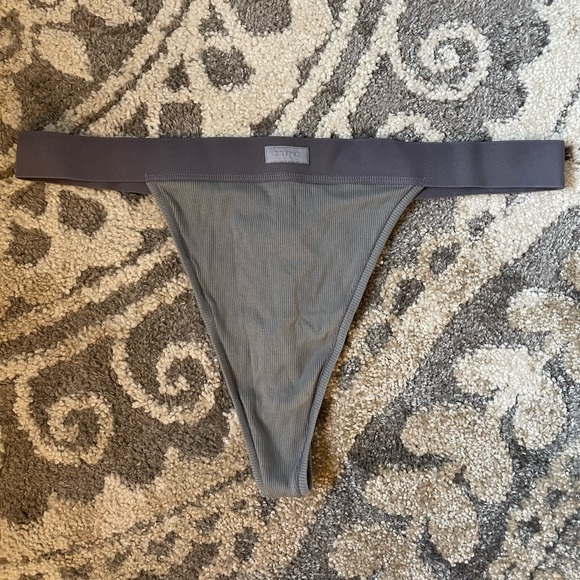 SKIMS COTTON RIB THONG - Picture 5 of 10